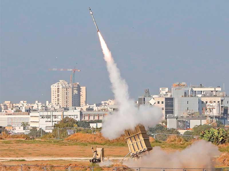 صاروخ من «القبة الحديدية» الإسرائيلية لحظة انطلاقه لاعتراض صواريخ من غزة أمس        (أ ف ب)