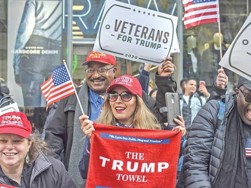 مؤيدون لترامب يشاركون أمس الأول في عرض عسكري بذكرى المقاتلين القدامى في نيويورك (أ ف ب)