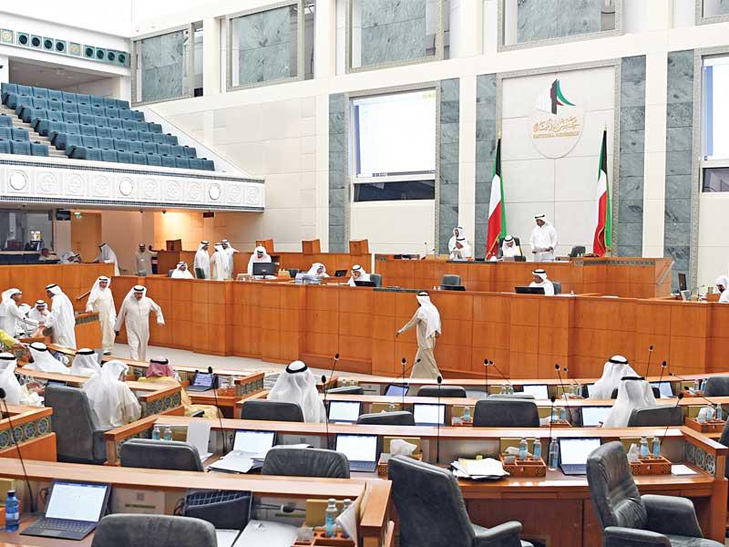 جانب من جلسة مناقشة استجواب الطبطبائي لبوشهري أمس (تصوير عبدالله الخلف)