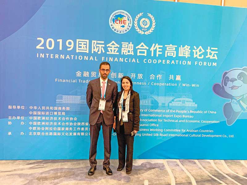 سحر الرميح وعبدالله العوضي خلال مشاركتهما في المنتدى