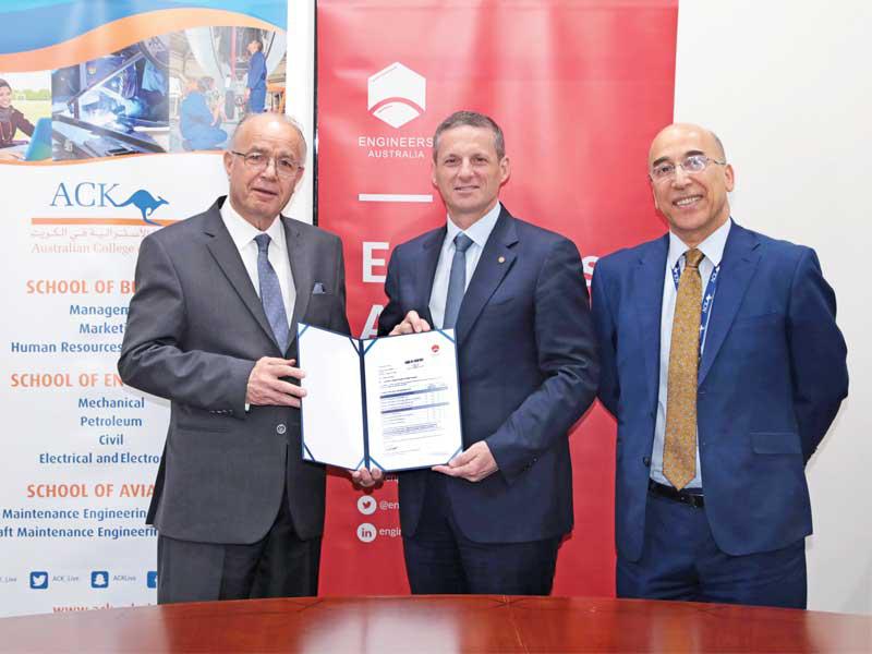  مسؤولو الكلية خلال تسلُّم الاعتماد