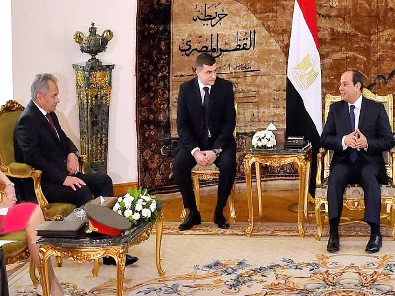 السيسي مستقبلاً وزير الدفاع الروسي سيرغي شويغو في القاهرة (أ ف ب)