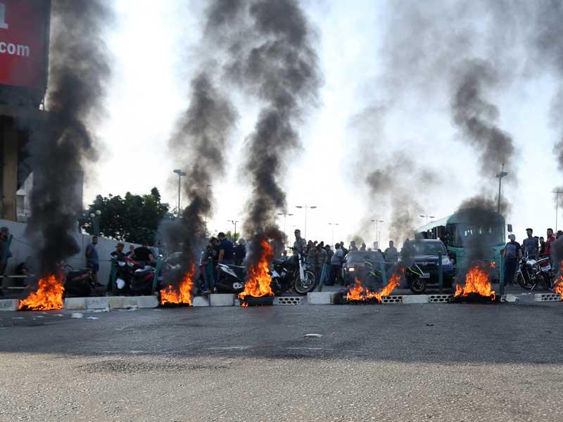 متظاهرون يحرقون الإطارات عند مدخل بيروت الجنوبي في خلدة أمسt (رويترز)
