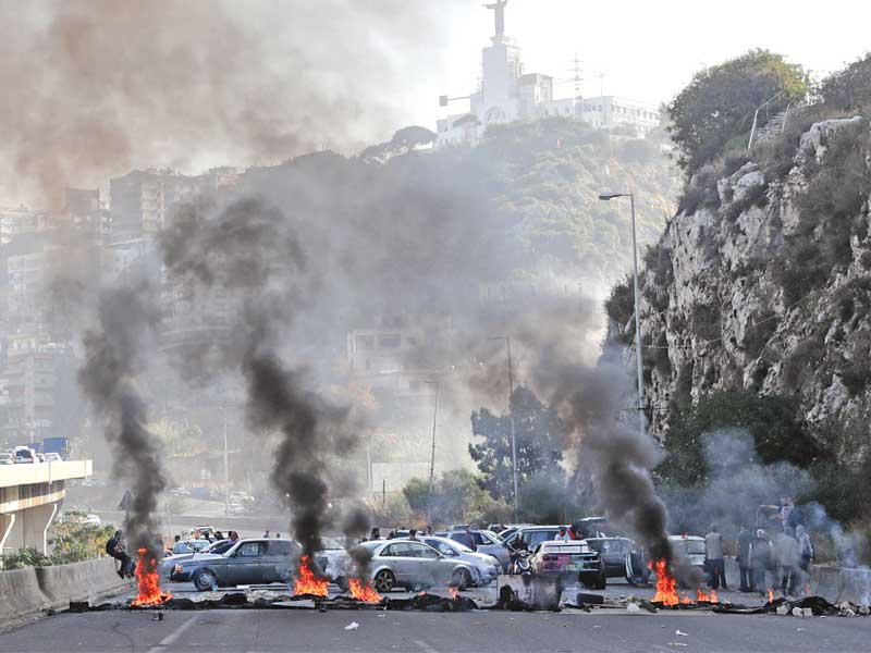 إغلاق الأوتوستراد عند نفق نهر الكلب شمال بيروت بالاتجاهين (أ ف ب)n