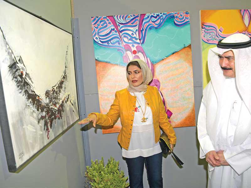 كامل العبدالجليل يستمع لشرح من نورة عبدالهادي