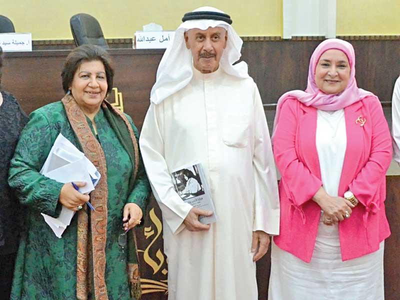 خليفة الوقيان متوسطاً أمل عبدالله وجميلة السيد علي