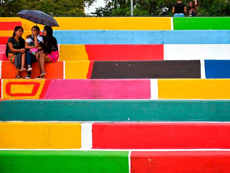 النساء يظلن تحت مظلة في حديقة في كيبدو ، مقاطعة تشوكو ، كولومبيا