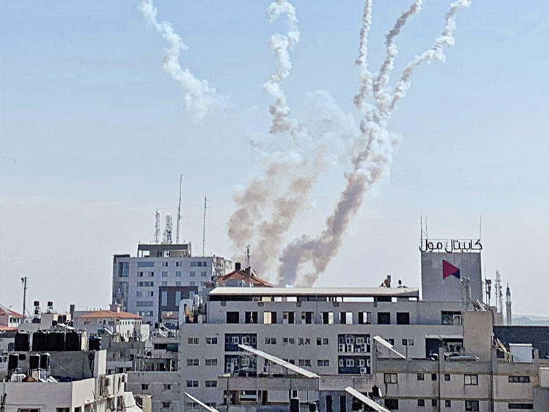 رشقة صواريخ لحظة إطلاقها أمس من غزة باتجاه إسرائيل (رويترز)