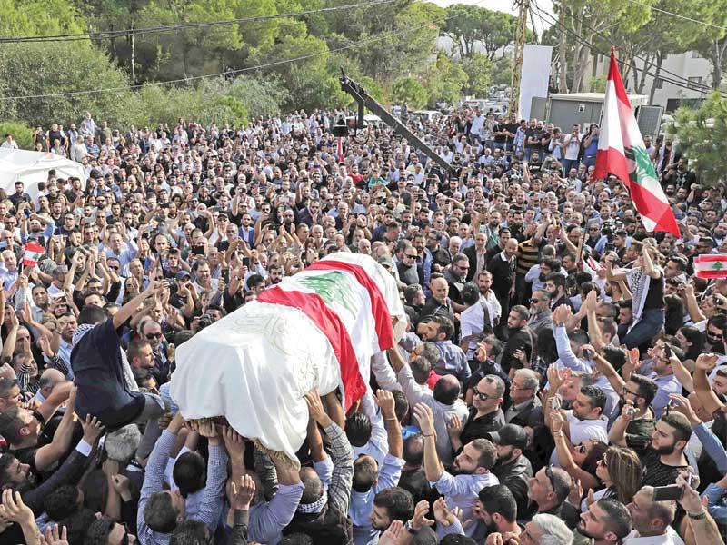 لبنانيون يشيّعون علاء أبو فخر في منطقة الشويفات أمس tt(أ ف ب)