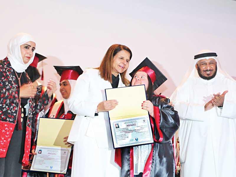 الخراز والعوضي يكرمان إحدى الخريجات