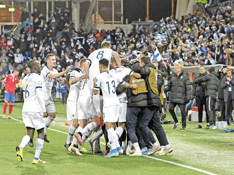 فرحة لاعبي فنلندا بالتأهل 