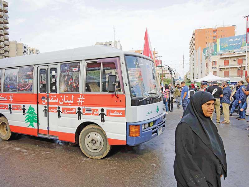 «بوسطة الثورة» لحظة انطلاقها في مدينة طرابلس الشمالية أمس باتجاه الجنوب (أ ف ب)
