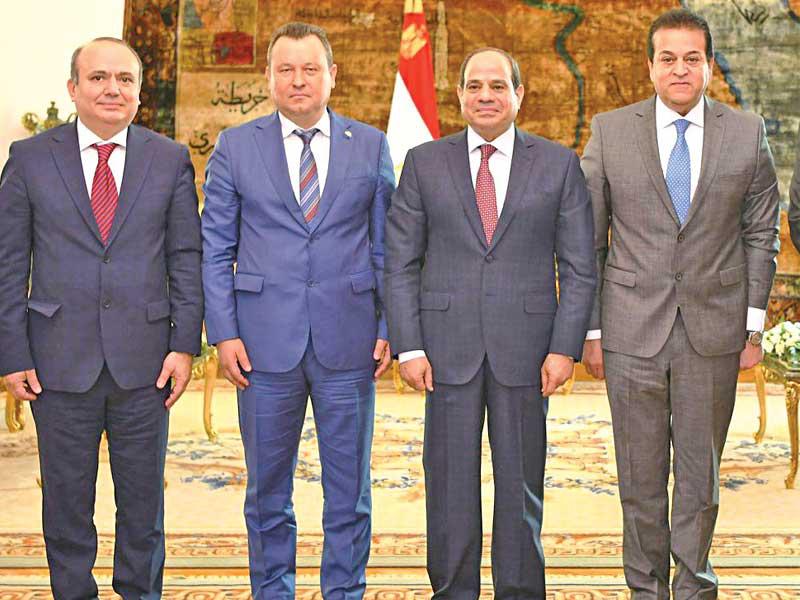 السيسي مستقبلا وفد جامعة بوخارست الرومانية في القاهرة أمس (رئاسة الجمهورية)