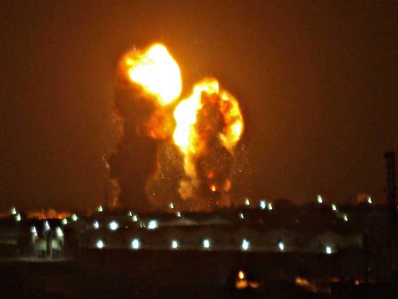 النيران في أعقاب غارة جوية إسرائيلية على خان يونس في جنوب قطاع غزة