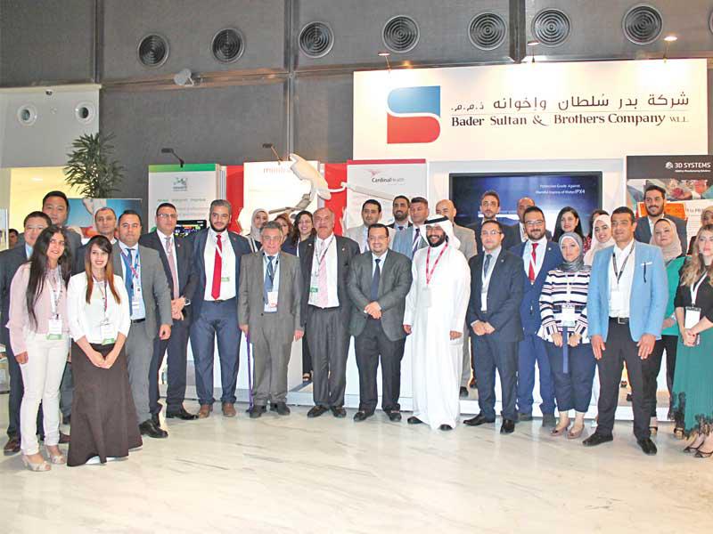 الرفاعي والصباح يتوسطان المشاركين في مؤتمر الجراحة 