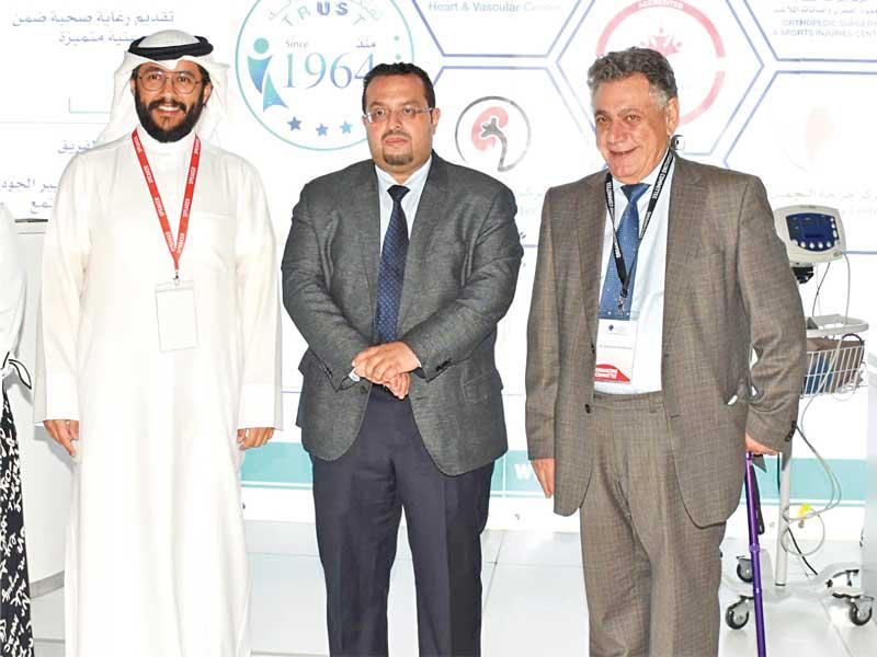 د. فواز الرفاعي متوسطاً د. عبدالله بهبهاني ود. سلمان الصباح