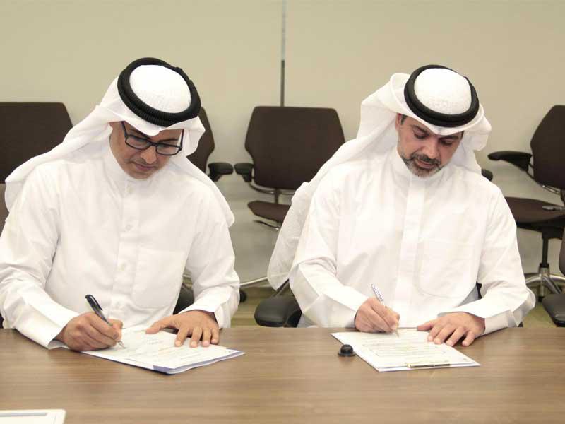 ممثلا «العلوم الإدارية» وجمعية مشرف خلال توقيع الاتفاقية