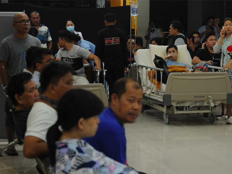 يتجمع المرضى وأقاربهم أثناء نقلهم إلى بهو مستشفى بعد الزلزال الذي وقع في مانادو بمقاطعة سومطرة الشمالية بإندونيسيا