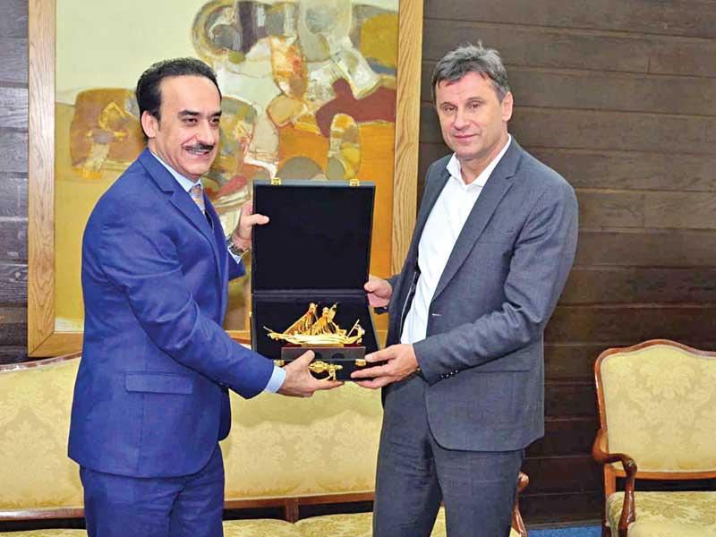 عبدالعزيز الشراح سفير الكويت لدى البوسنة والهرسك مع رئيس وزراء فيدرالية البوسنة والهرسك فاضل نوفاليتش