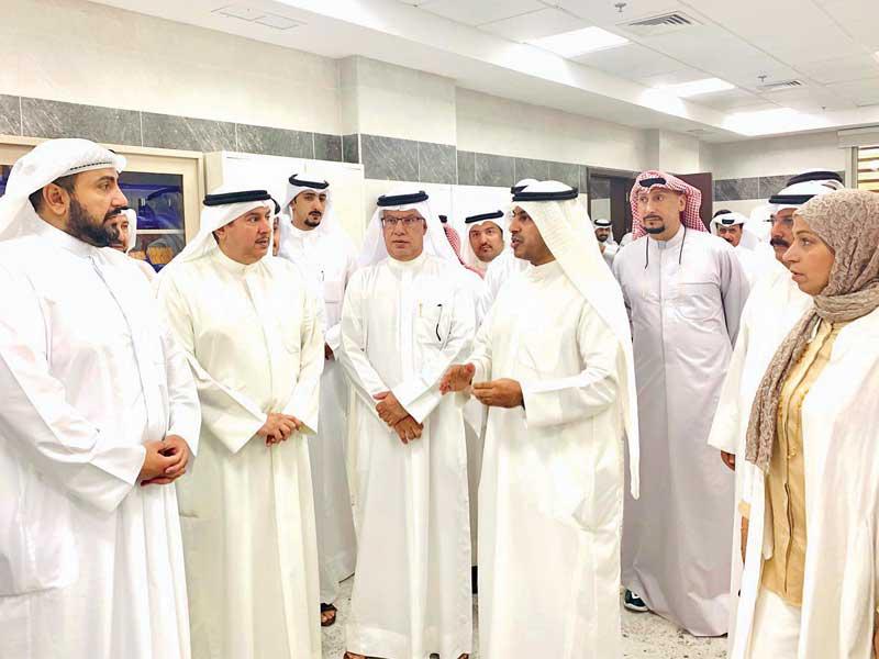 وزير الصحة يستمع لشرح عن المركز الجديد