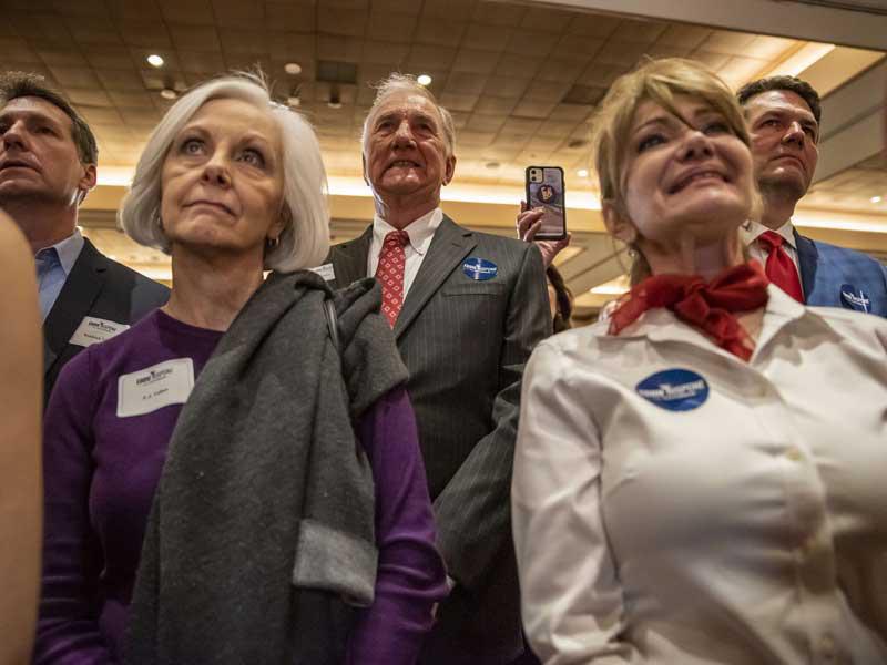 أنصار المرشح الجمهوري لحاكم لويزيانا إدي ريسبون يشاهدون بينما يلقي ريسبون خطاب تنازله