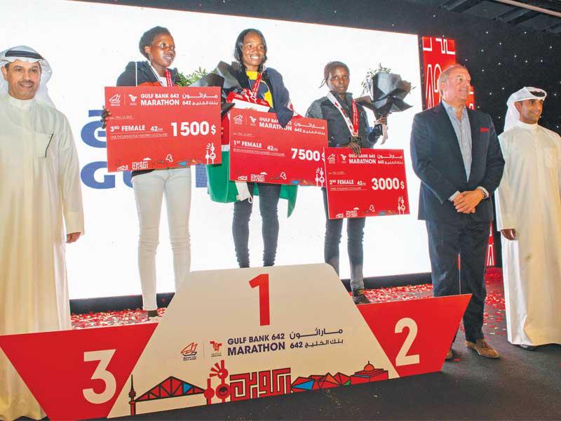 جانب من مراسم تكريم الفائزين في الماراثون