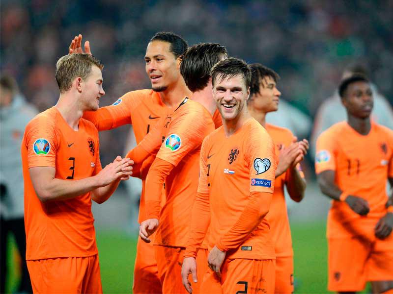 فرحة لاعبي هولندا بالتأهل
