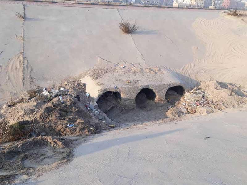 تنظيف أحد مناهيل تصريف الأمطار بالطرق السريعة 