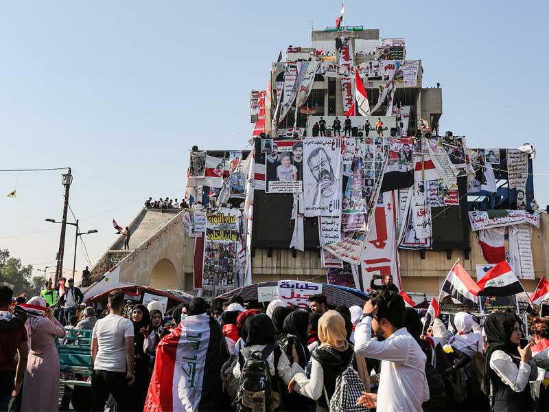 محتجون بساحة التحرير وسط بغداد أمس      (أ ف ب)