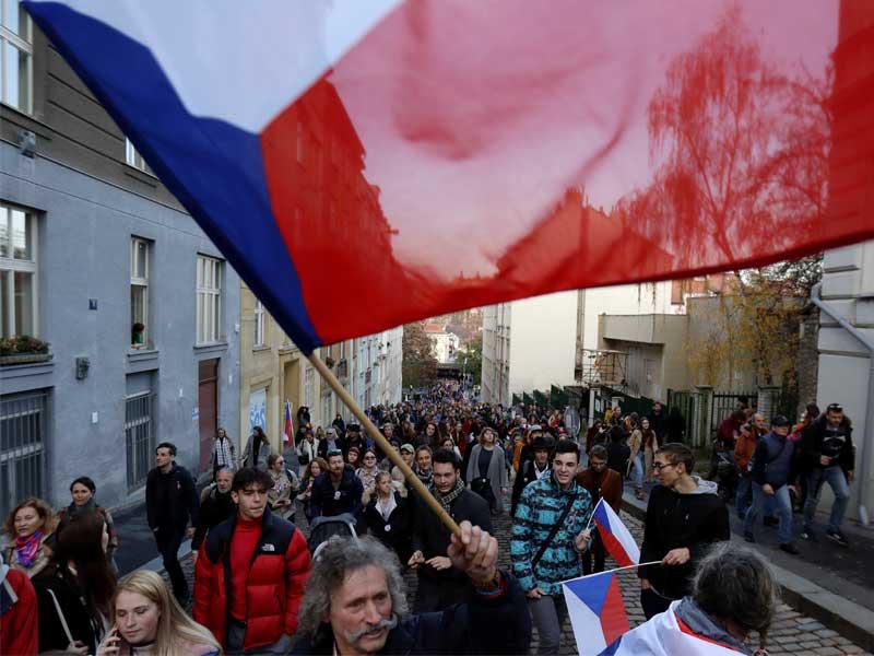 أشخاص يحضرون إعادة إحياء مسيرة الاحتجاجات للاحتفال بالذكرى الثلاثين لثورة المخملية 1989 في براغ ، جمهورية التشيك