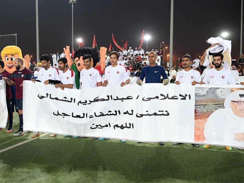 أحد الفرق المشاركة في بطولة الظفير ترفع لافتة بتمني الشفاء للزميل الشمالي