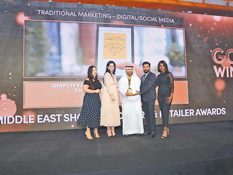 خلال تسلم الجوائز