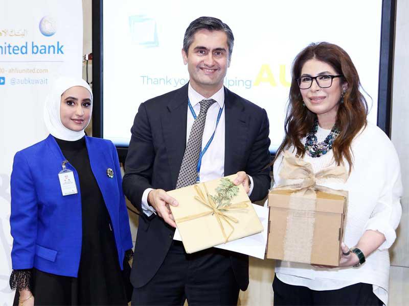 طارق محمود وسحر دشتي في حفل تكريم فريق المسؤولية الاجتماعية بمناسبة الجائزةn