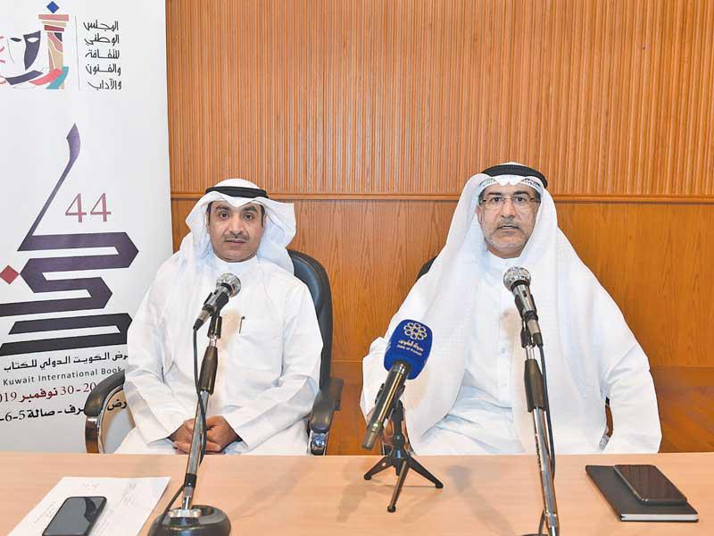 الأنصاري والعنزي خلال المؤتمر الصحافي 