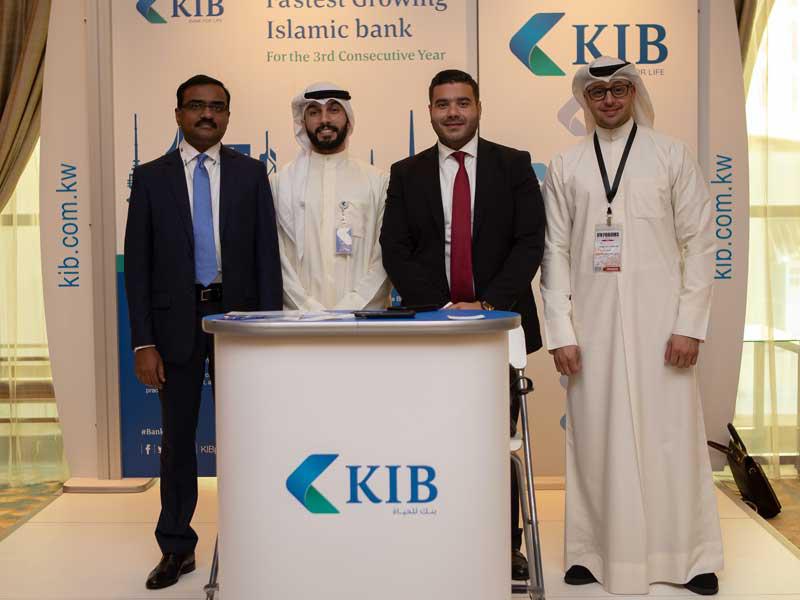 أجاي توماس ونواف ناجيا في جناح البنك