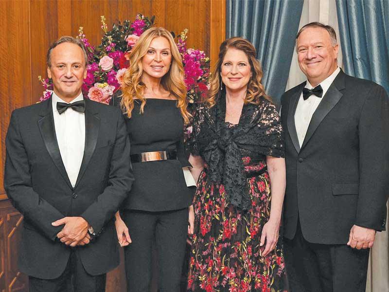 بومبيو وسفير الكويت وزوجتاهما خلال حفل المؤسسة الكويتية - الأميركية