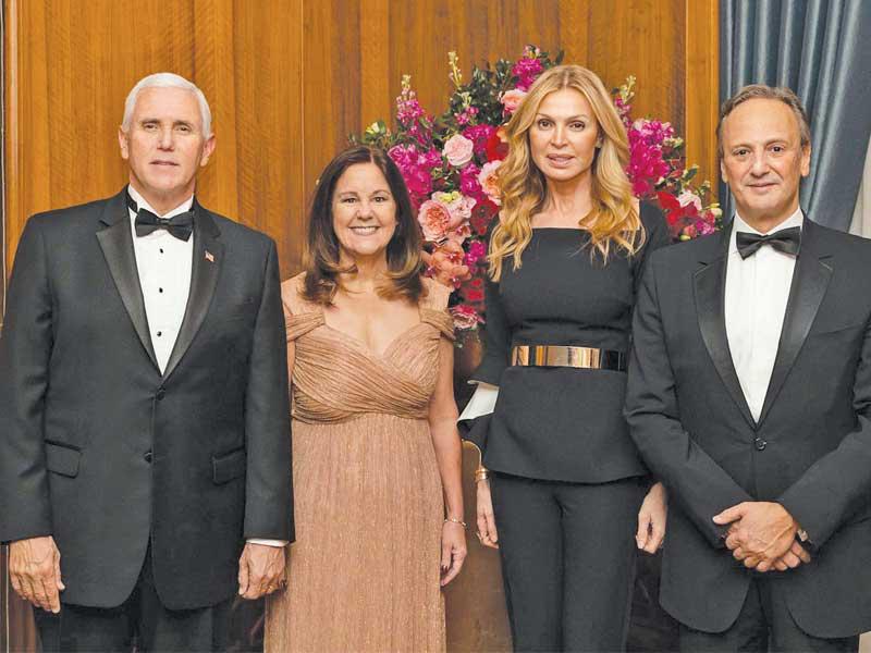 نائب الرئيس الأميركي وسفير الكويت وزوجتاهما خلال الحفل