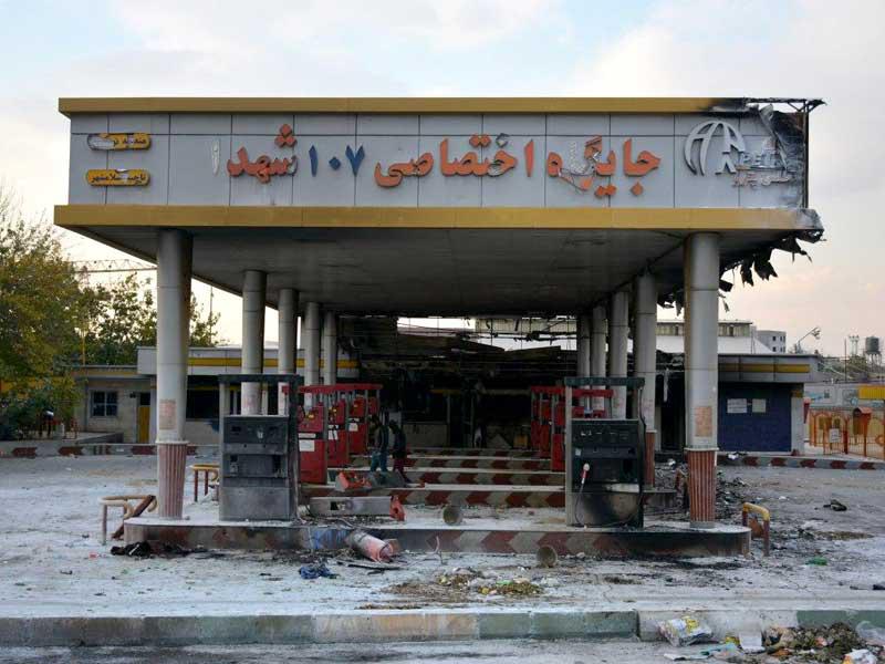 محطة وقود أحرقها متظاهرون في اسلام شهر أمس الأول (أ ف ب)