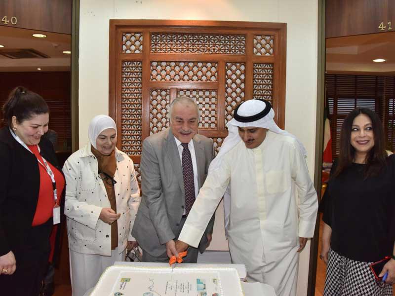 المنفوحي ومسؤول المكتب الهندسي خلال احتفال التوقيع