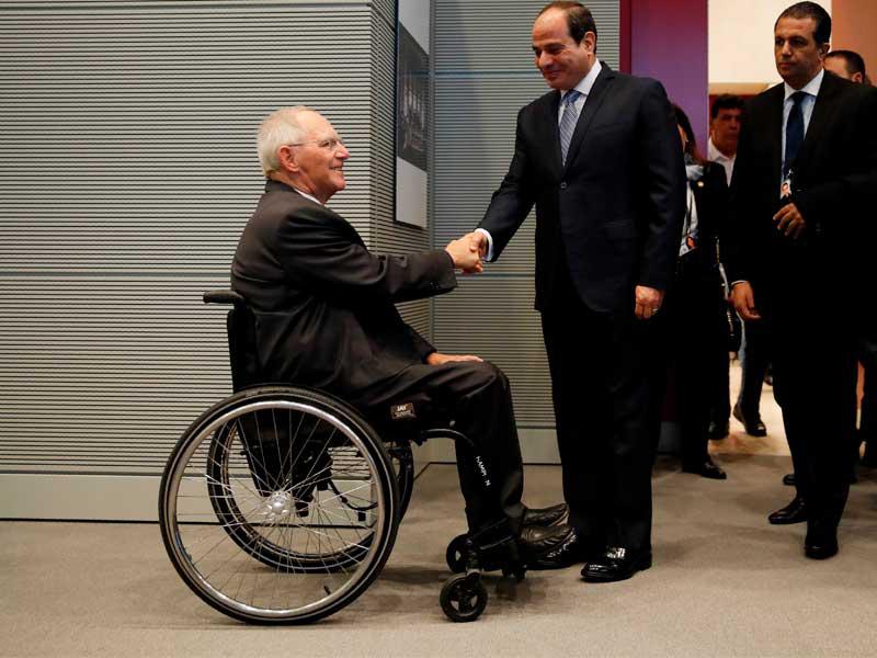 السيسي مصافحاً نظيره الألماني في برلين أمس   (أ ف ب)