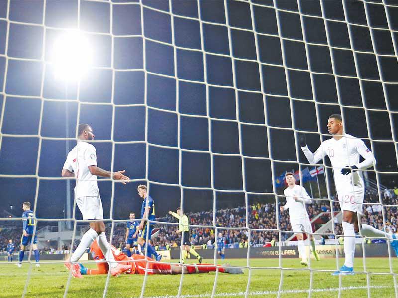 راشفورد نجم المنتخب الإنكليزي يحتفل بعد إحراز هدف في مرمى كوسوفو