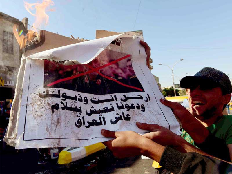 المحتجون العراقيون يحرقون صورة للجنرال قاسم سليماني ، الحرس الثوري الإسلامي الإيراني