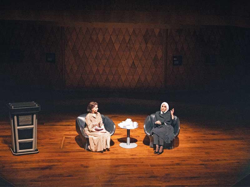 الشمري والعيسى خلال الجلسة 