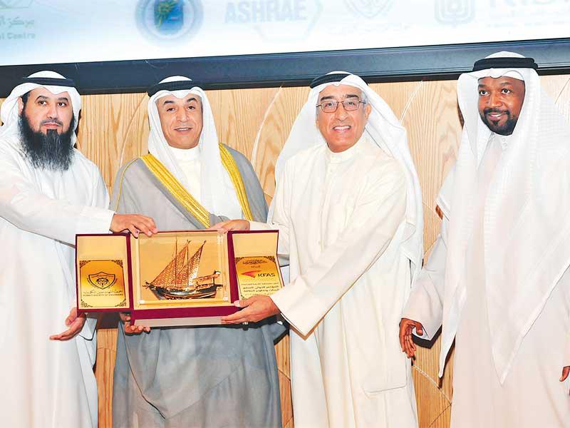  جانب من تكريم العازمي