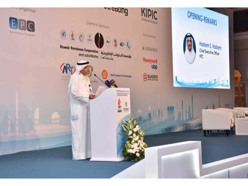 الرئيس التنفيذي لمؤسسة البترول هاشم هاشم أثناء إلقاء كلمته