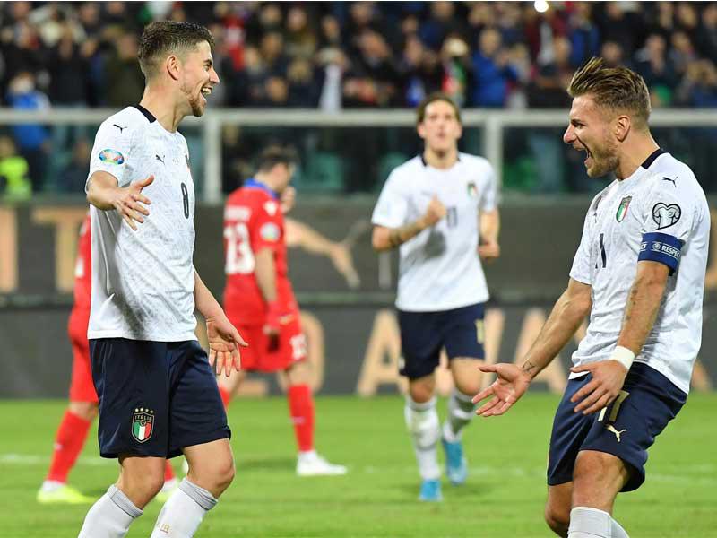 جورجينهو يحتفل بهدفه في مرمى أرمينيا