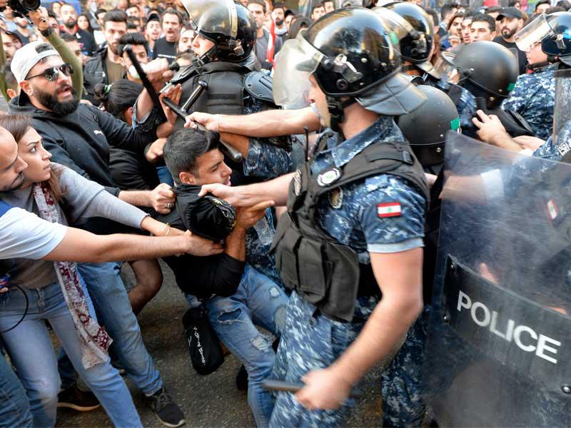 مواجهة بين قوات الأمن ومتظاهرين على أحد الطرق المؤدّية إلى البرلمان أمسt(اي بي ايه)