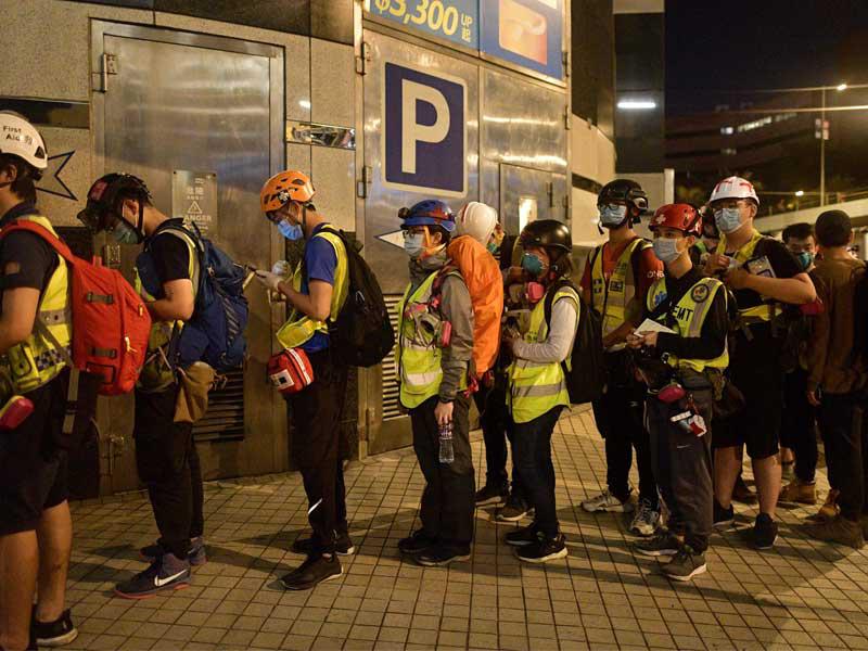 يغادر المسعفون حرم جامعة هونغ كونغ للفنون التطبيقية في حي هونغ هوم في هونغ كونغ