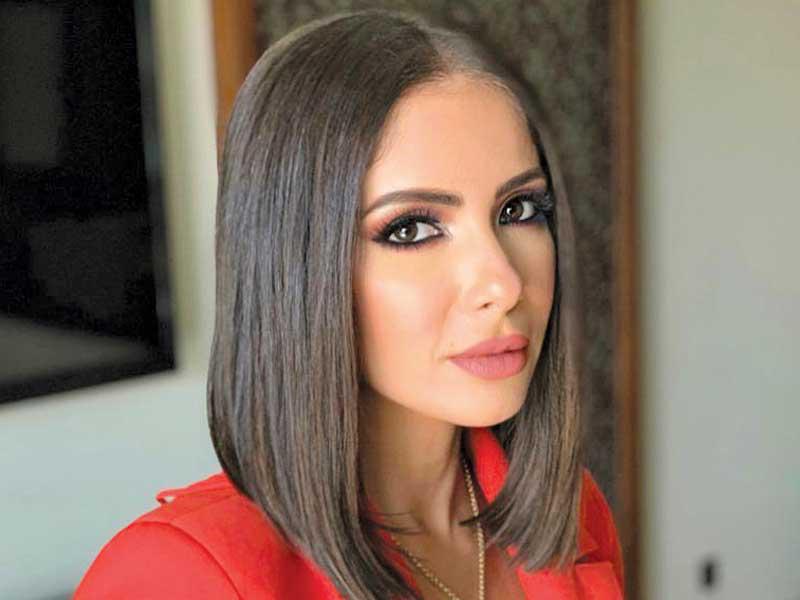 الفنانة منى زكي 