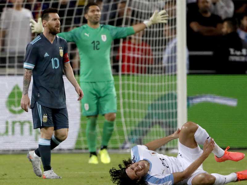 ميسي نجم المنتخب الأرجنتيني ويبدو الأوروغواياني كافاني متأثرا بإصابة خلال المباراة